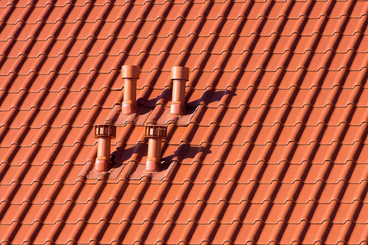 Faldón de teja con varias salidas de ventilación y sus piezas de remate
